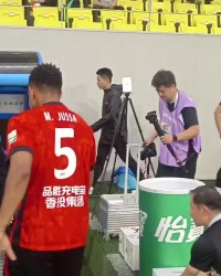 故人相见！茹萨赛前特意找罗斯拥抱，两人曾在海港共事